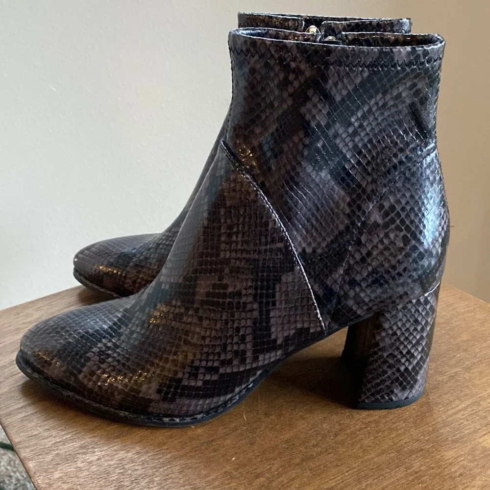 Marc Fisher Dyvine Black & Gray Snakeskin Zip Up Pointed Toe Booties Boots, 8.5M